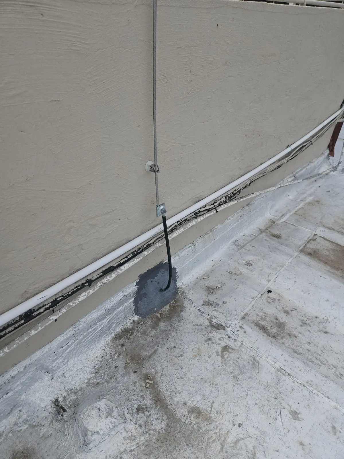 Lightning protection bonded to the building steel frame for efficient down-conductor routing.